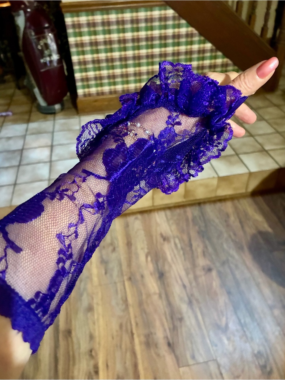 Boutique Sheer Floral Lace Wrist Gloves in Vibrant Purple